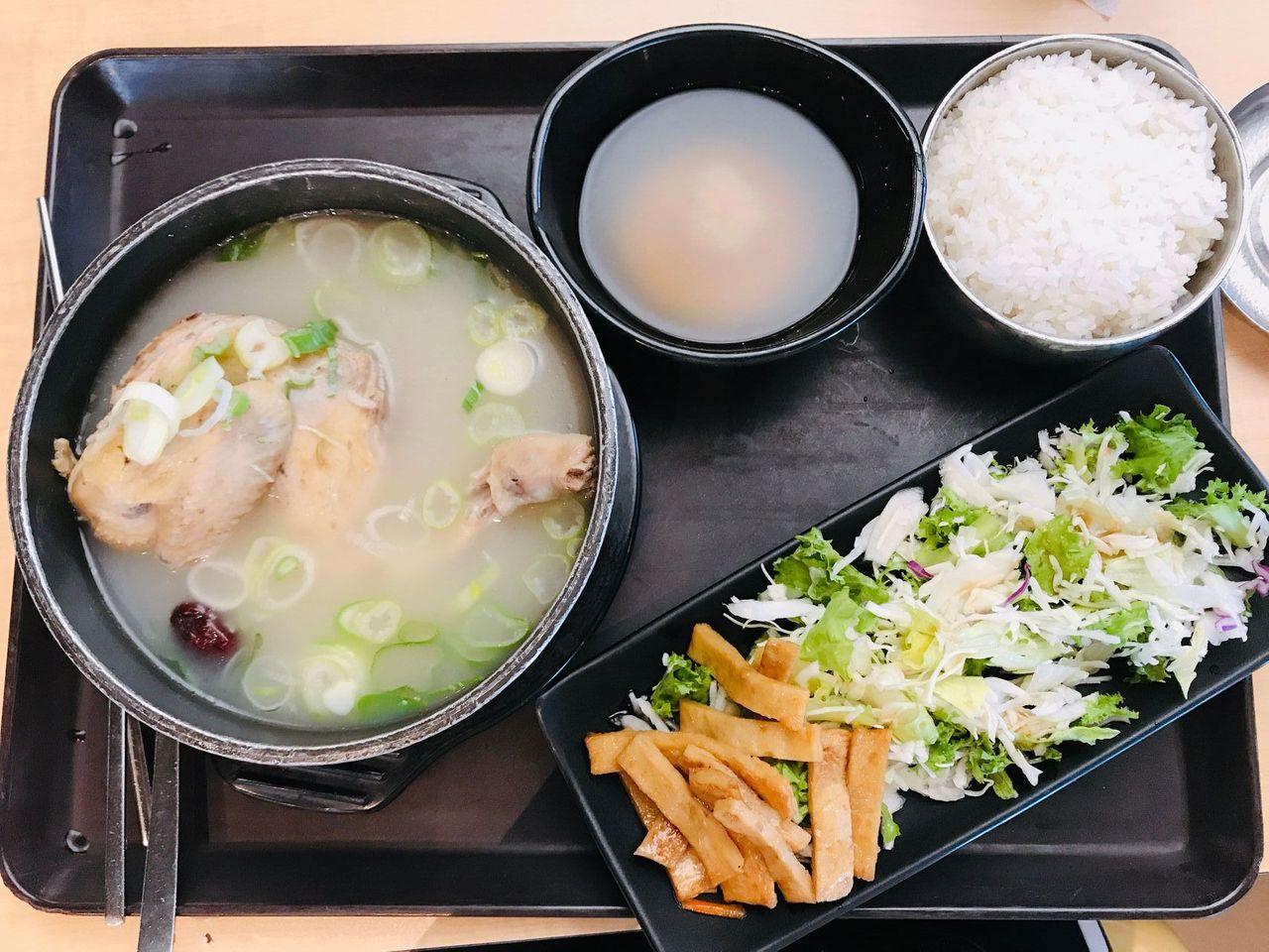 延世大学的大学食堂提供的传统韩式餐点，价格实惠美味。